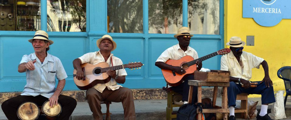 Groupe jouant de la musique dans la rue à Cuba