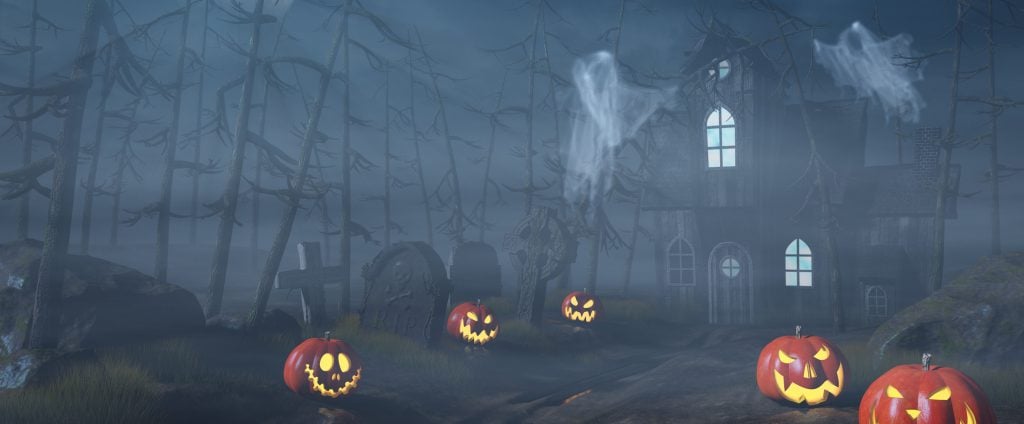 Citrouilles d'Halloween autour d'une maison hantée