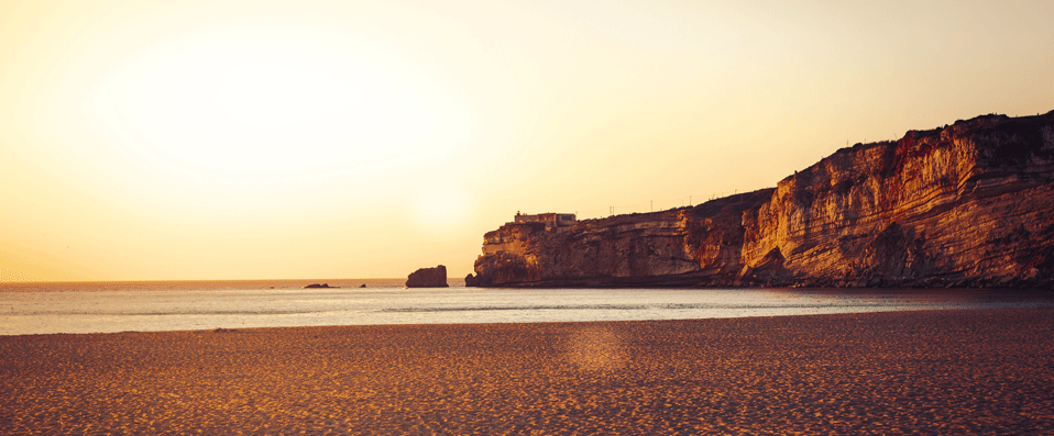 Falaise de Nazaré et la plage au coucher du soleil, Portugal