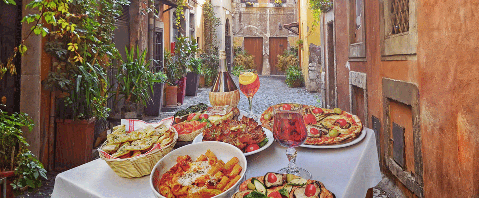 Plats italiens posés sur une table