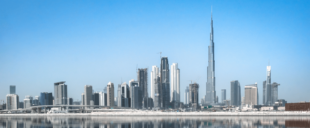 La tour du Burj Khalifa entourée de nombreux gratte-ciels