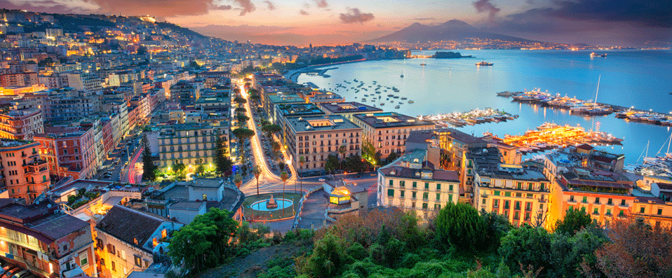 Naples avec le soleil couchant