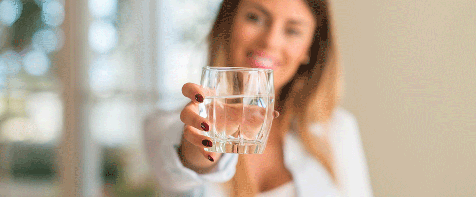 Femme tendant un verre d'eau