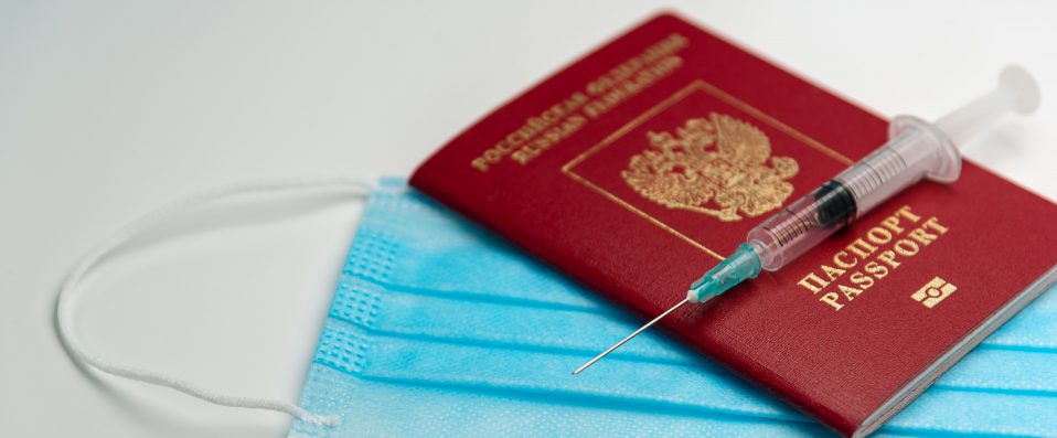 Passeport, seringue et masque