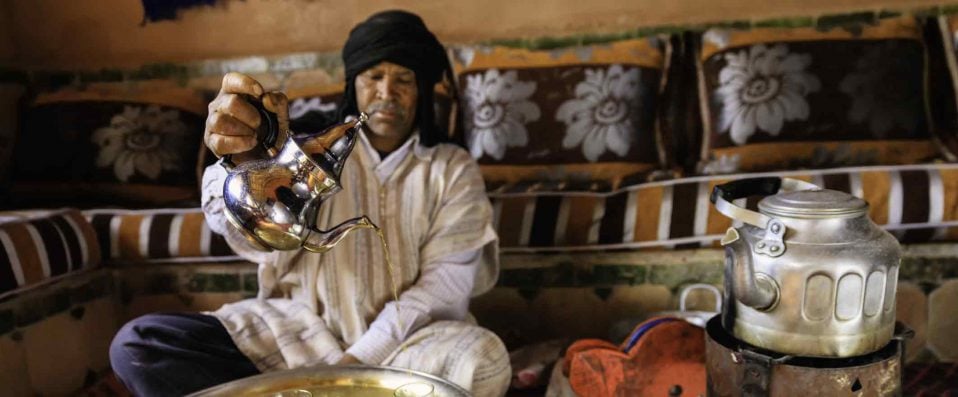 Homme servant du thé marocain