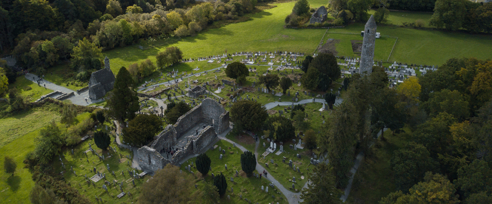 Vue aérienne des ruines de Glendalough, Irlande