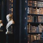Bibliothèque et statues