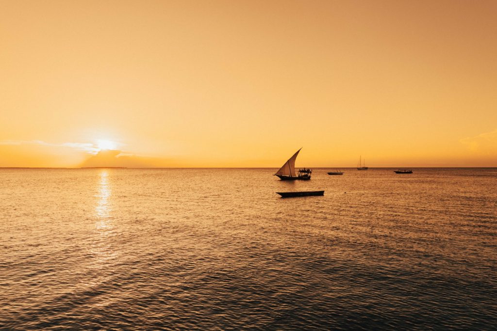 Coucher de soleil en Tanzanie, bateaux et mer
