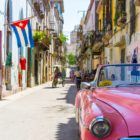 Décapotable rose garée dans une rue de cuba