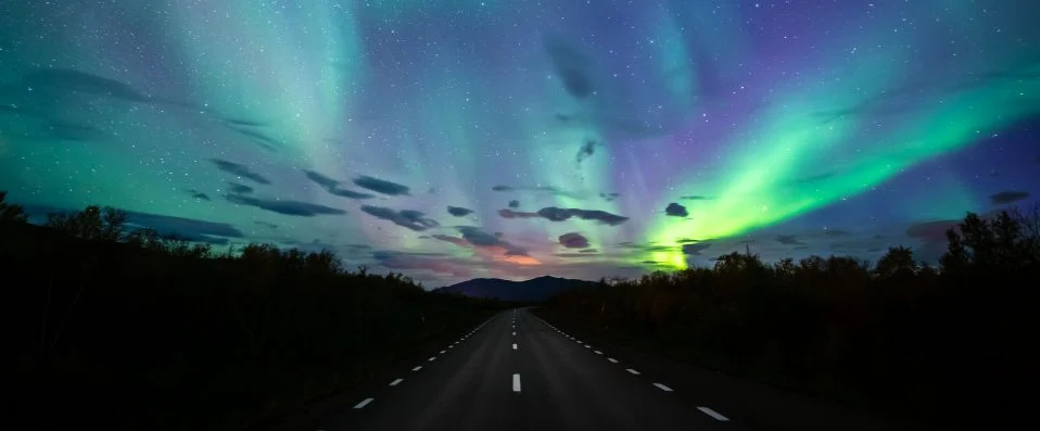 Aurores boreales sur une route, Islande