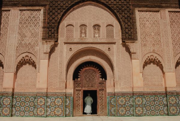 Un homme se tenant debout devant la porte ouverte d'un immeuble à Marrakech