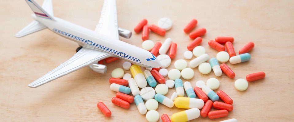 Avion miniature posé sur des médicaments