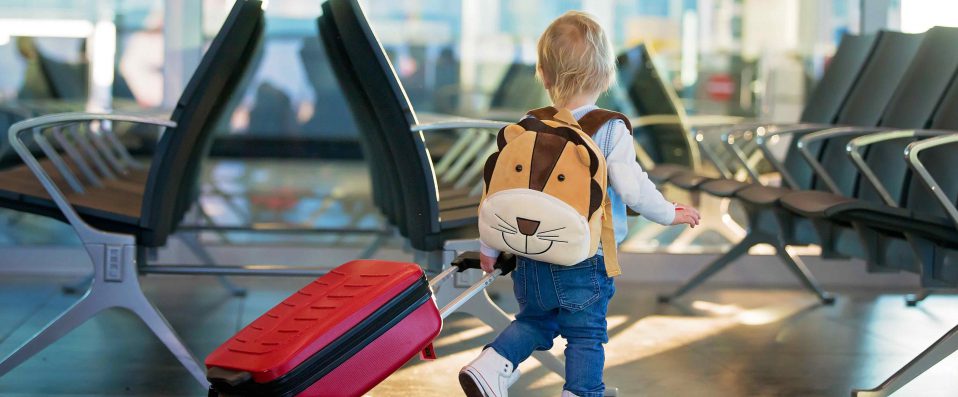 Enfant dans un aéroport