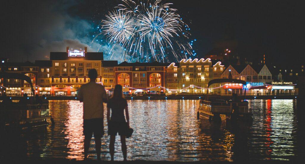 Un couple lors du nouvel an en amoureux