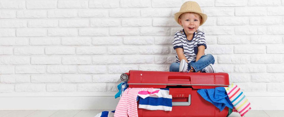 Enfant assis sur une valise