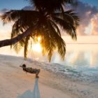 Une femme se repose sur une plage des Maldives