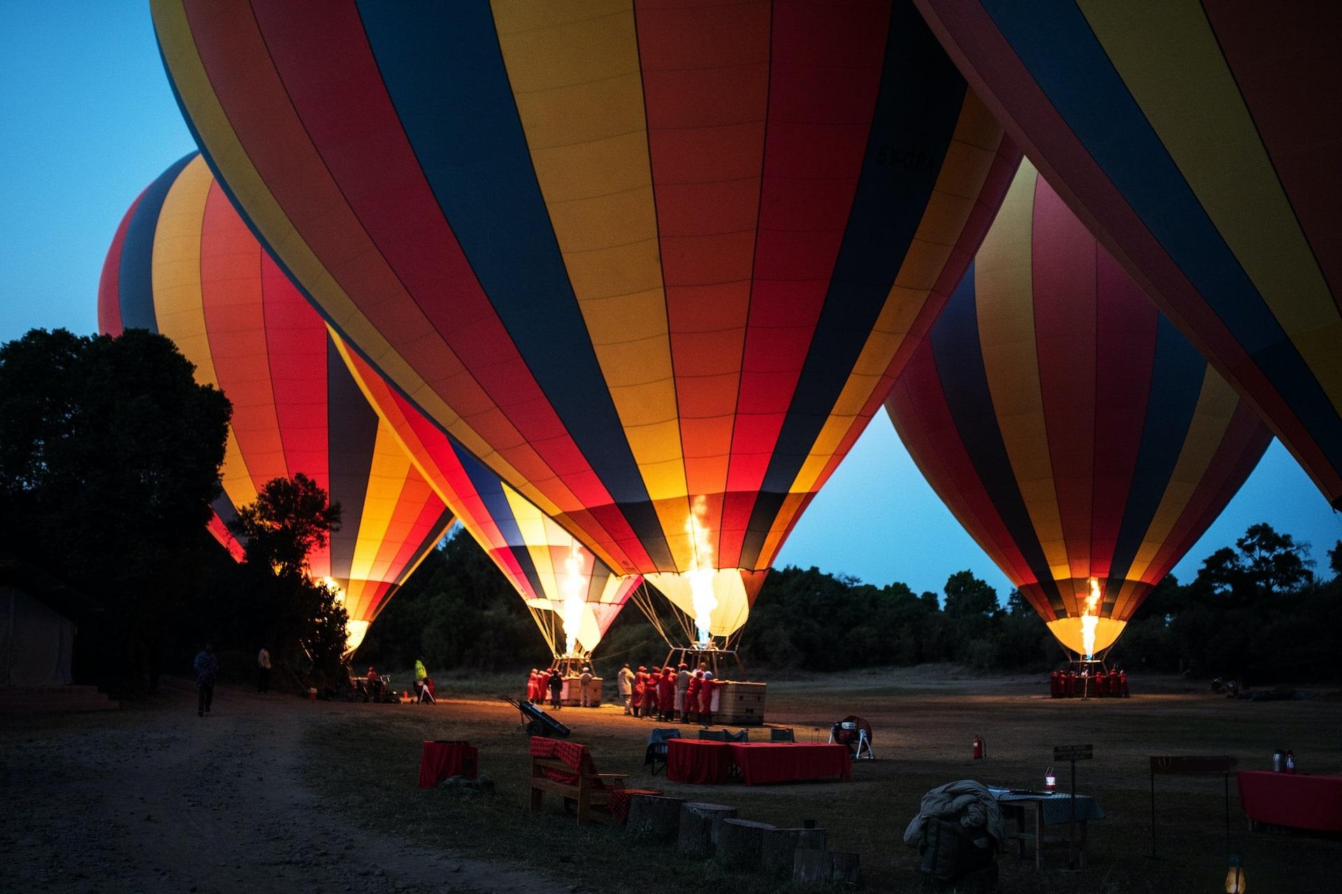 Groupe de montgolfière avant décollage