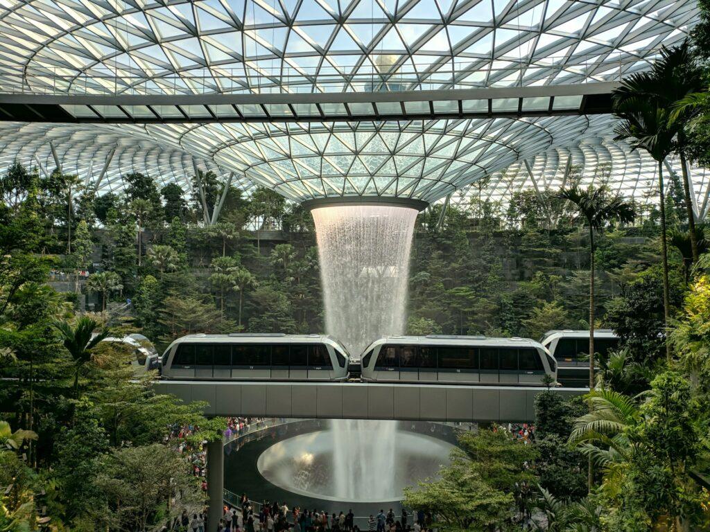 La fontaine et le métro au Jewel Changi airport, à Singapour
