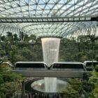 La fontaine et le métro au Jewel Changi airport, à Singapour