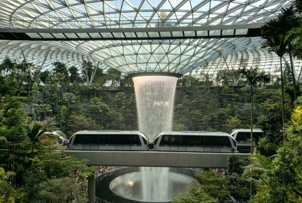 La fontaine et le métro au Jewel Changi airport, à Singapour