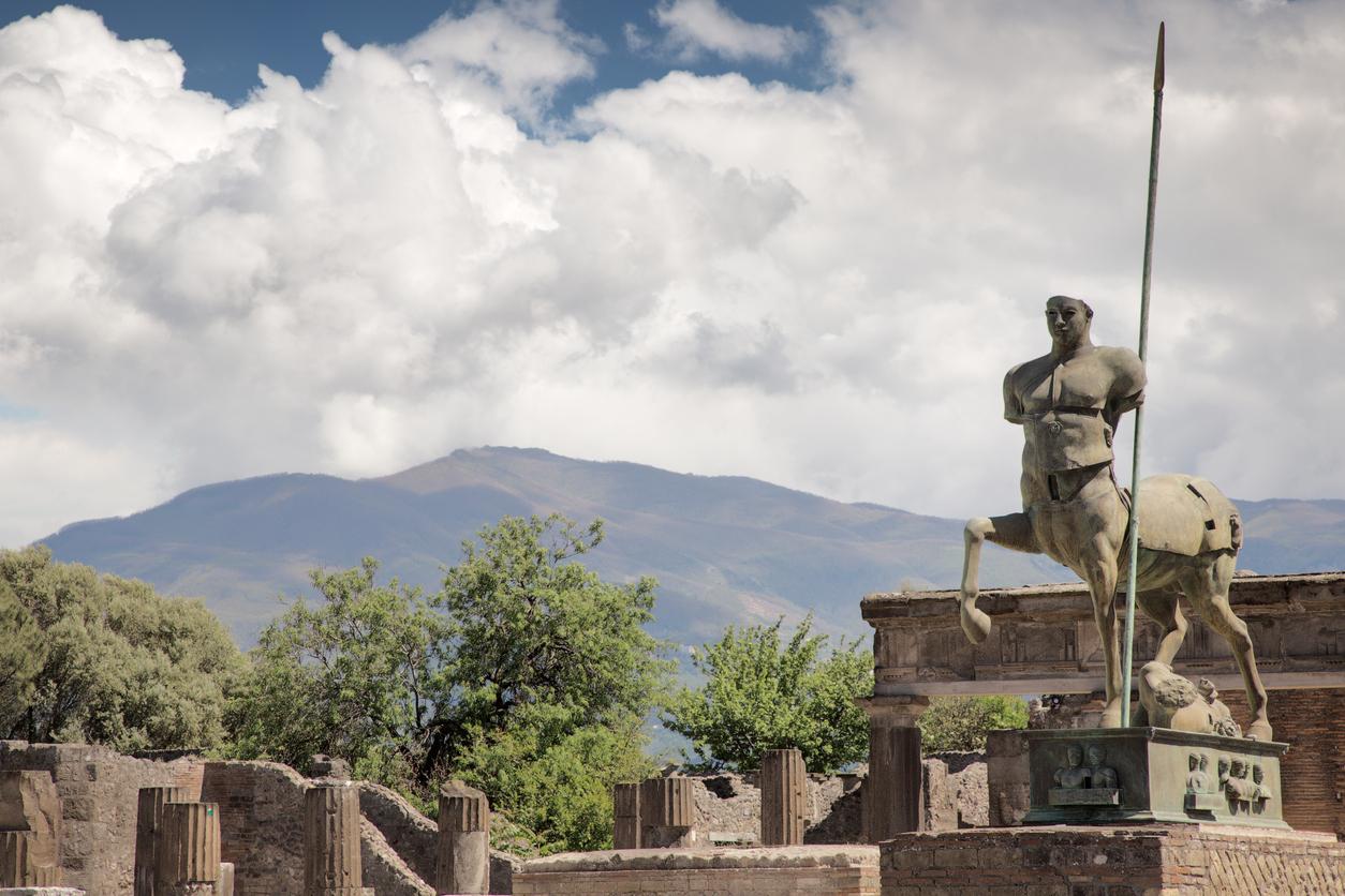 Les ruines antiques de Pompéi et une statue de bronze