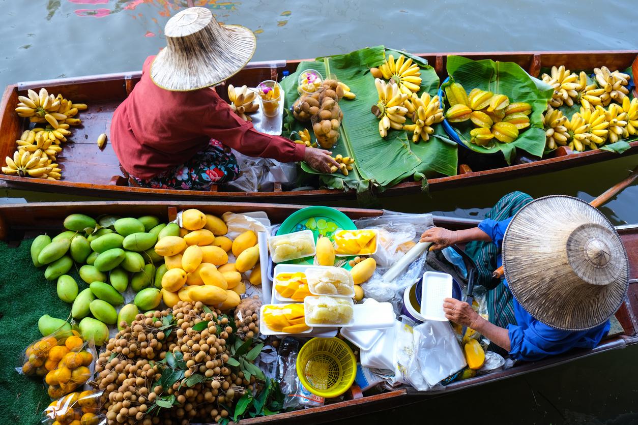 marché flottant en Thaïlande