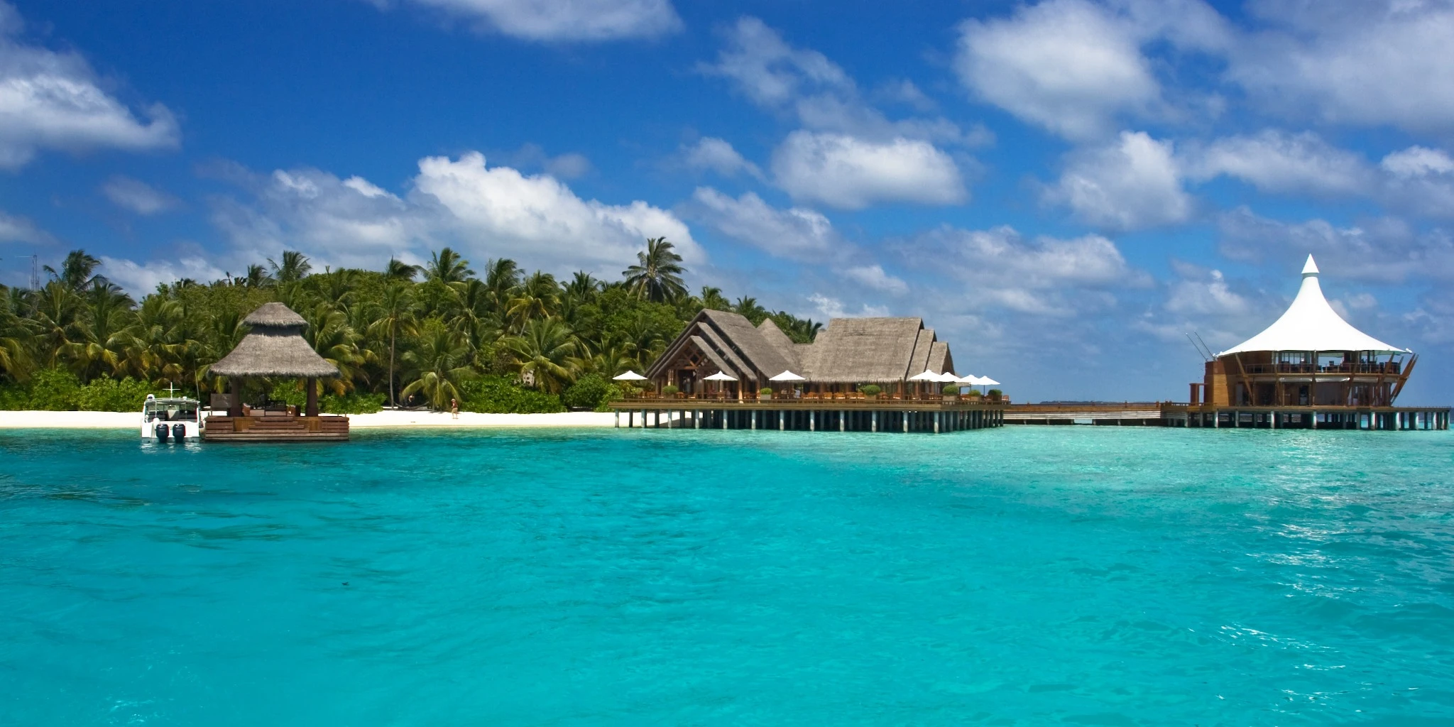 Plage de Baros aux Maldives avec villas sur pilotis et eau turquoise – Top 10 plus belles plages Maldives