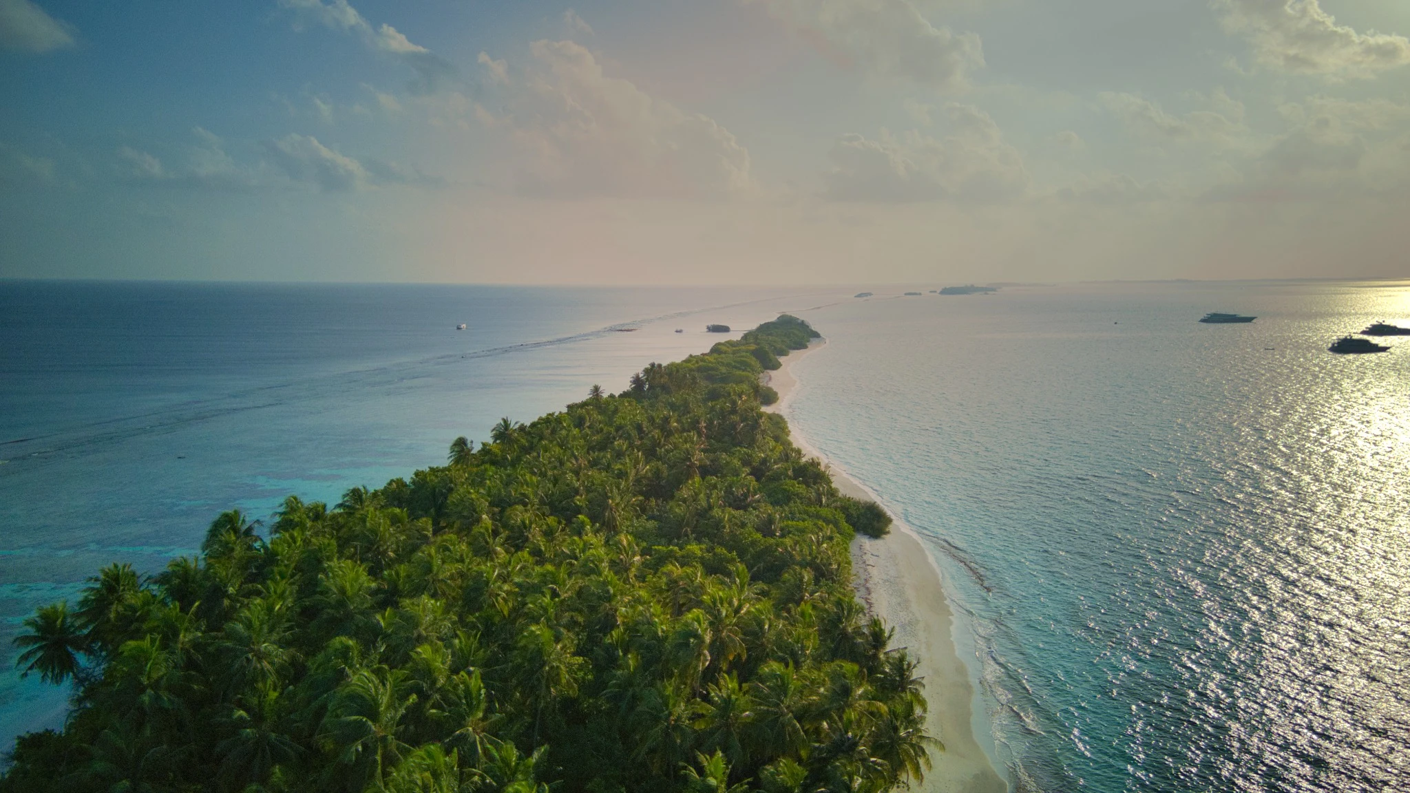 Plage de Dhigurah aux Maldives vue aérienne au coucher de soleil – Top 10 plus belles plages Maldives