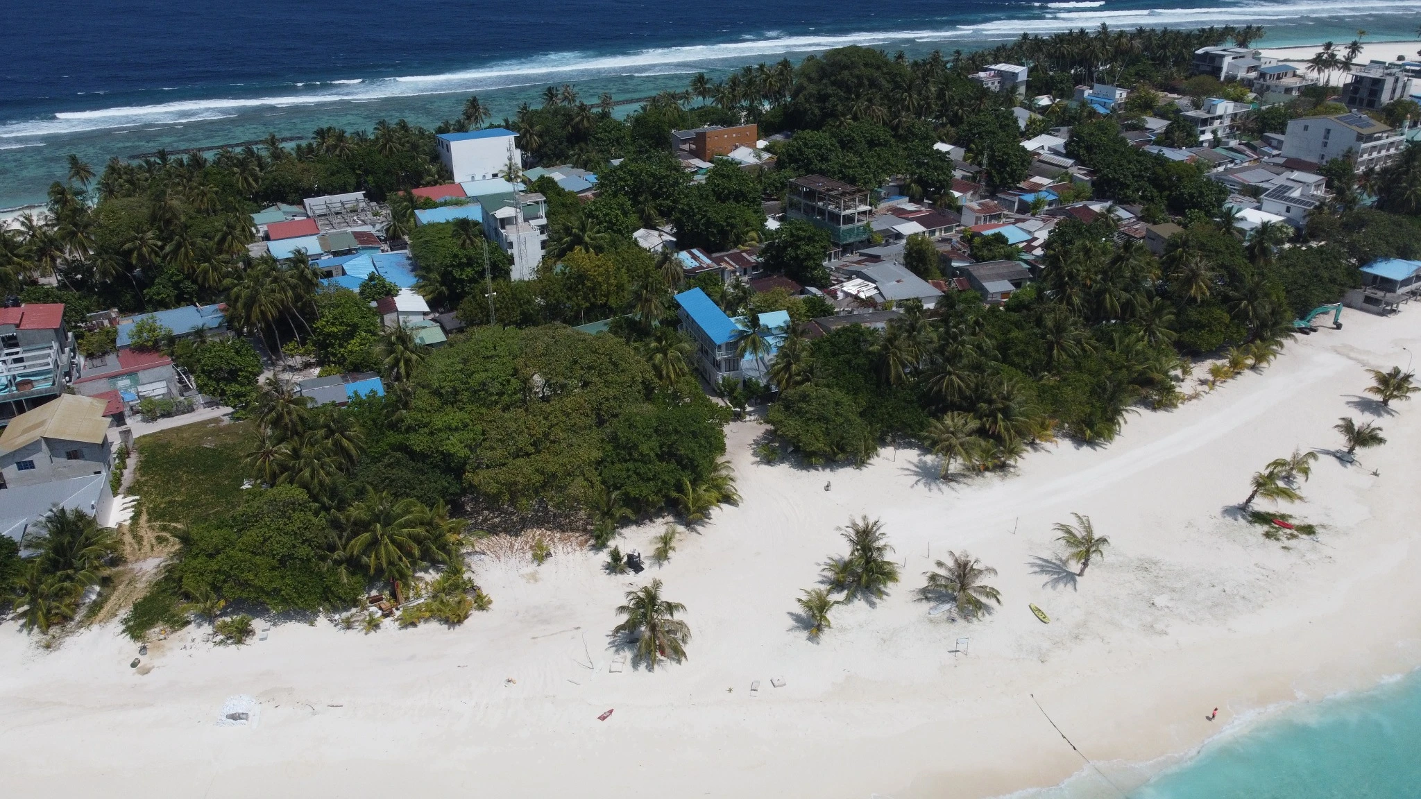 Plage de Hulhumalé aux Maldives vue aérienne avec sable blanc et lagon – Top 10 plus belles plages Maldives