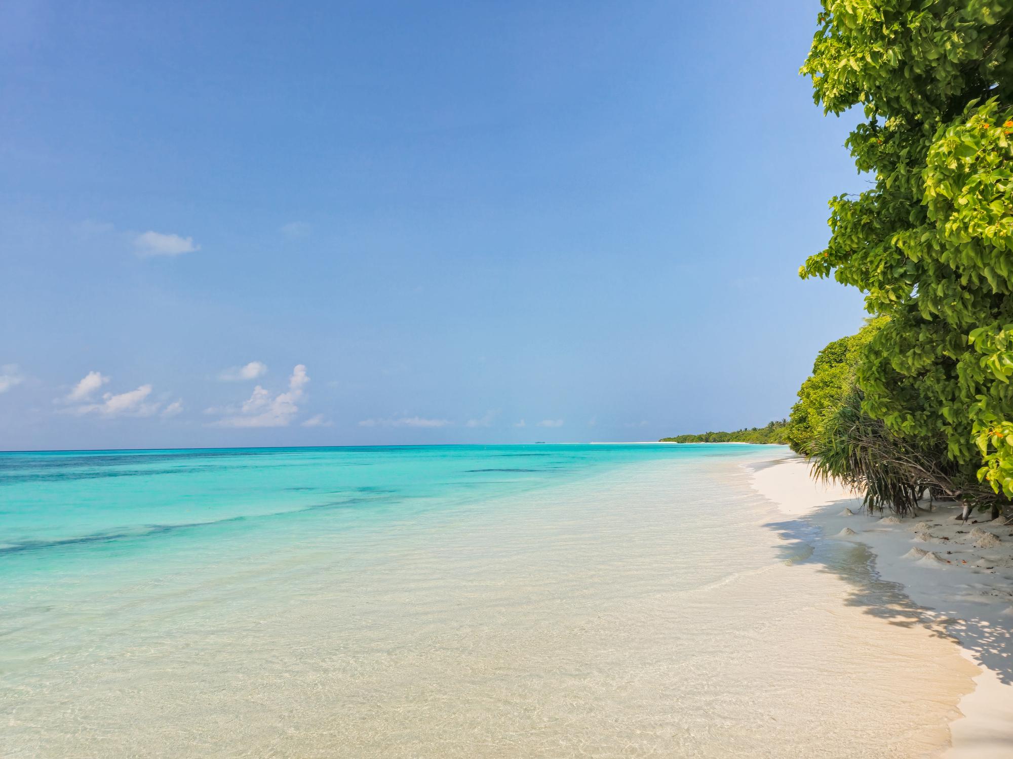 Plage de Fulhadhoo aux Maldives avec sable blanc et lagon turquoise – Top 10 plus belles plages Maldives