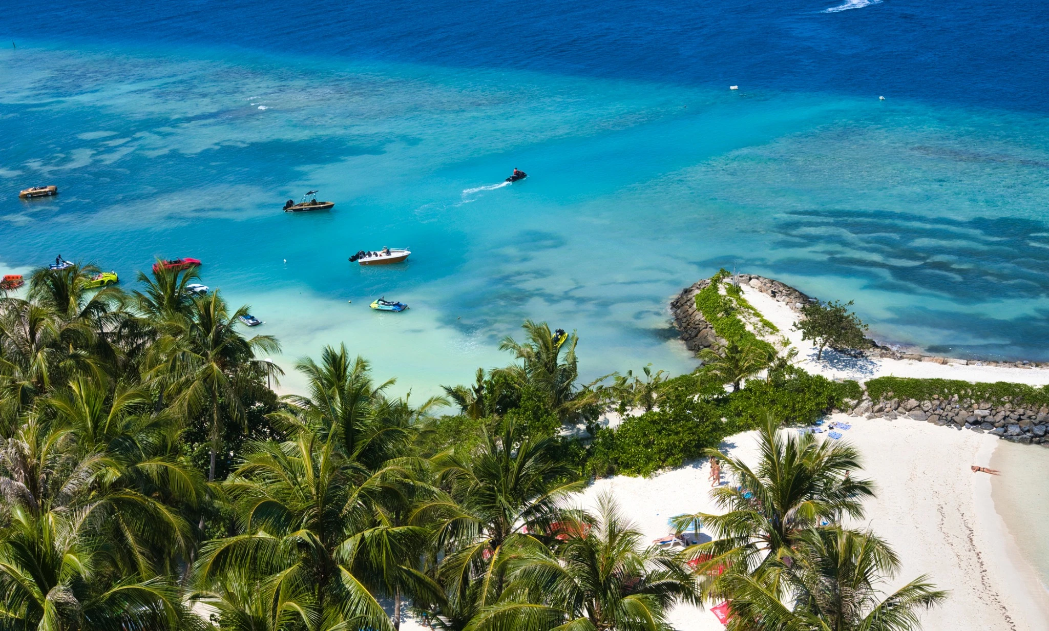 Plage de Maafushi aux Maldives avec bateaux et lagon turquoise – Top 10 plus belles plages Maldives
