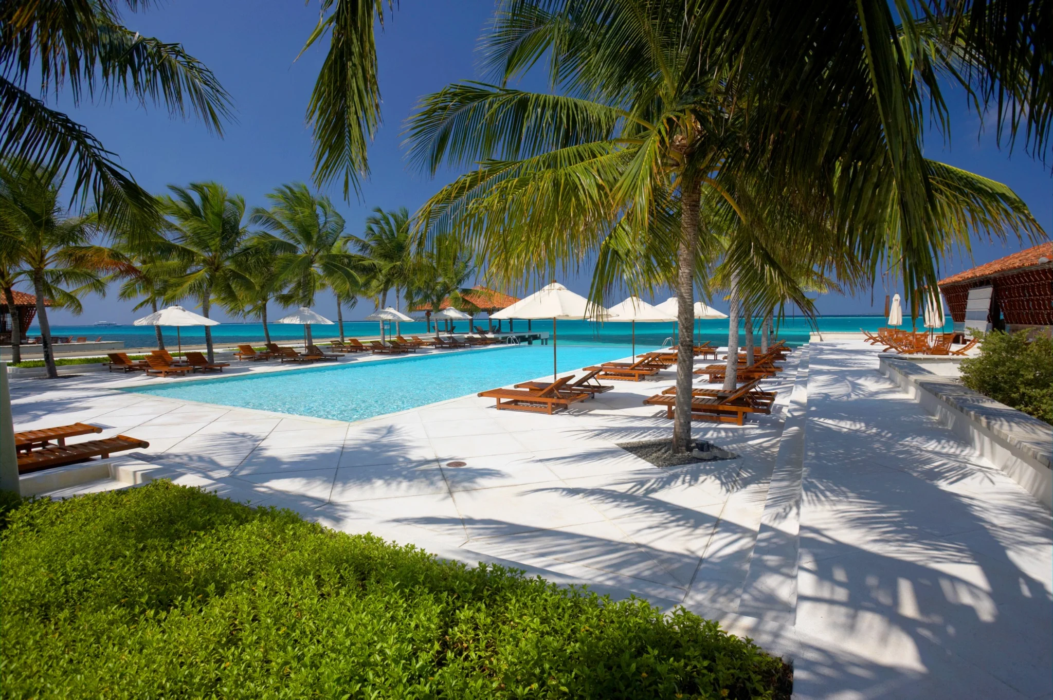 Resort de luxe aux Maldives avec piscine et plage, meilleure période pour partir