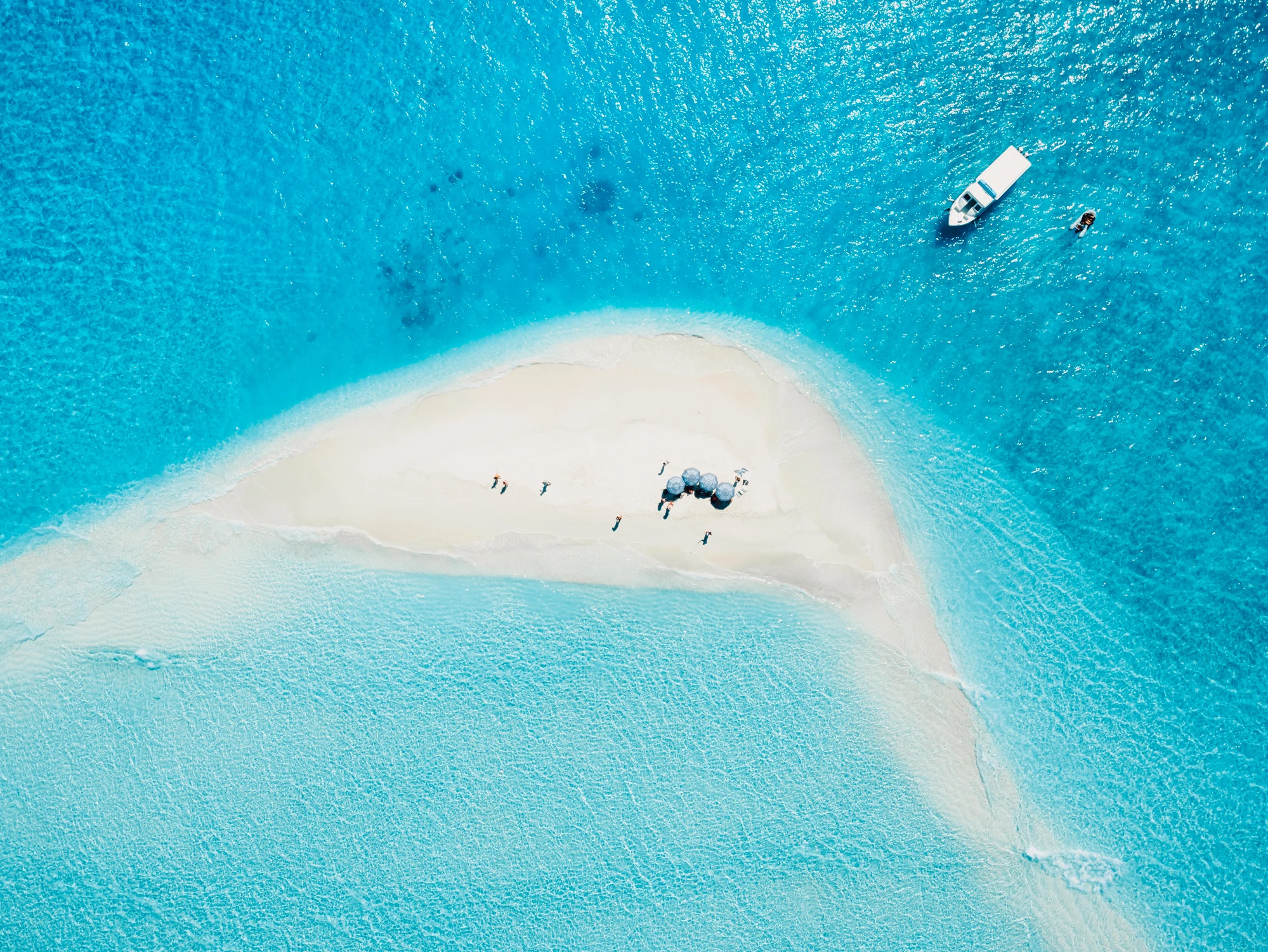 Plage de Thulusdhoo aux Maldives dans l’atoll Nord Malé avec banc de sable et eau turquoise – Top 10 plus belles plages Maldives