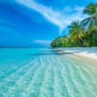 Plage paradisiaque des Maldives avec sable blanc, eau turquoise et palmiers – Top 10 plages Maldives