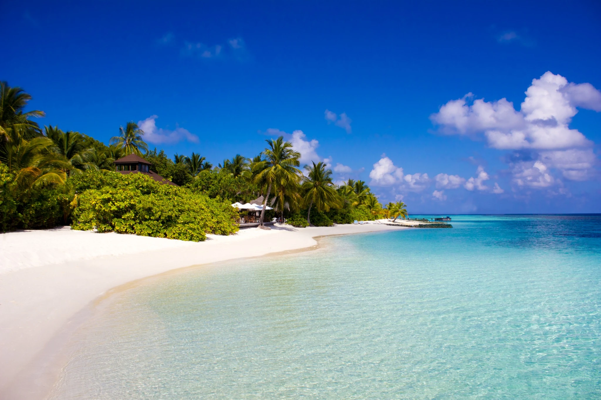 "Plage de Veligandu Island aux Maldives avec sable blanc et eau turquoise – Top 10 plus belles plages Maldives