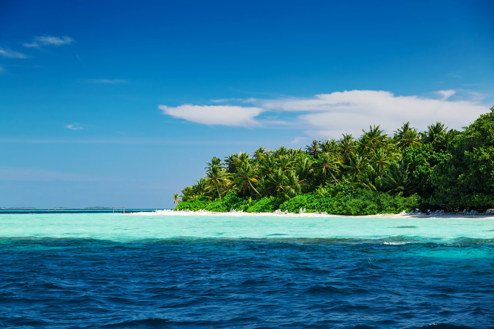Plage de Veligandu aux Maldives avec lagon turquoise et cocotiers – Top 10 plus belles plages Maldives