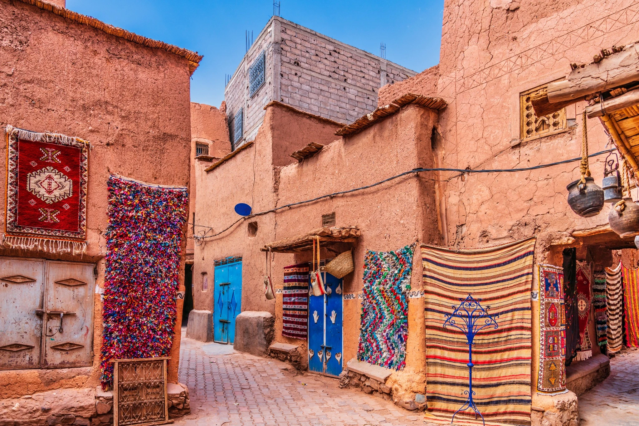 Ruelles colorées et tapis artisanaux dans la médina de Fès – Voyage authentique au Maroc