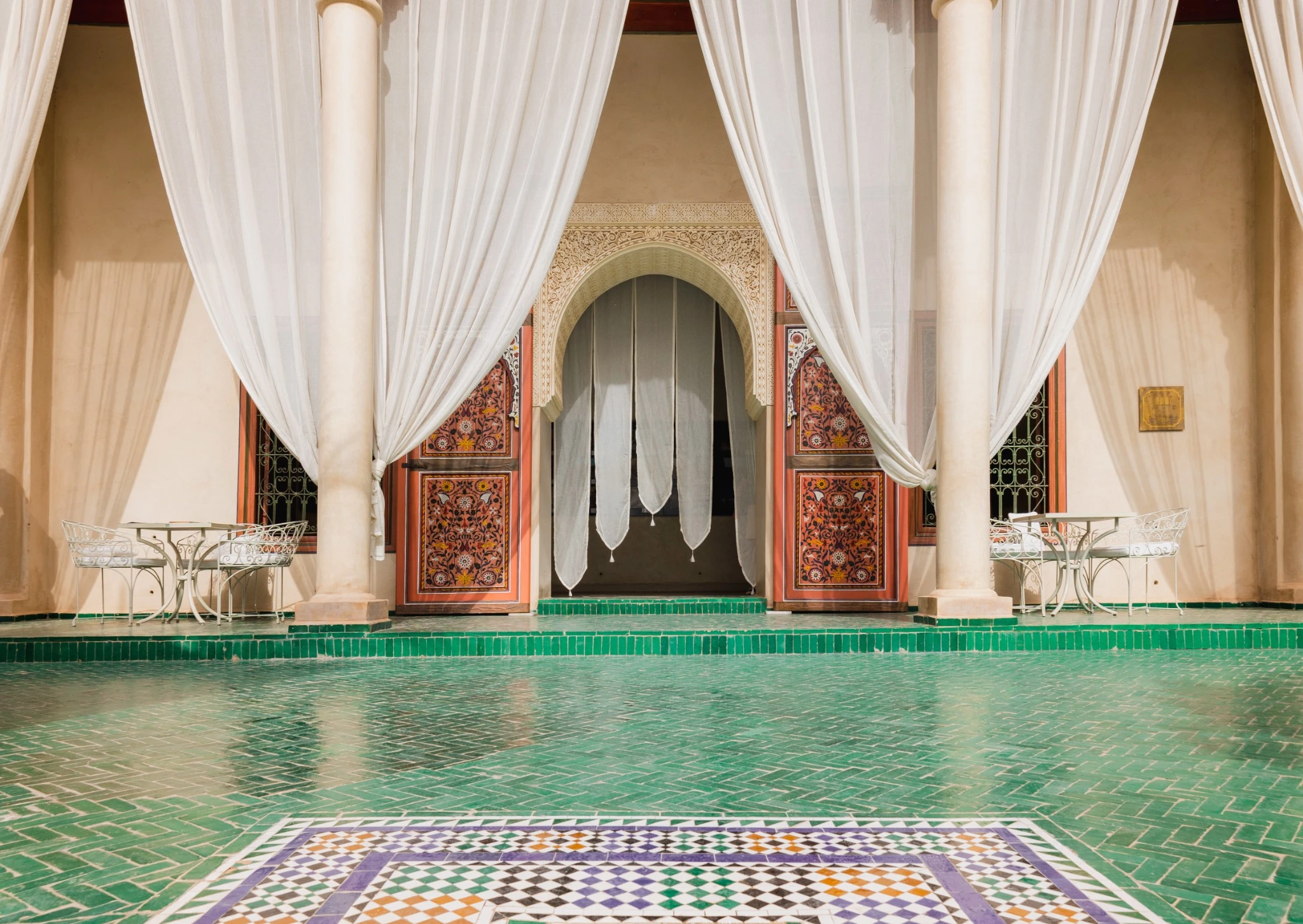 Riad de luxe à Marrakech avec patio et architecture marocaine traditionnelle – Séjour VeryChic