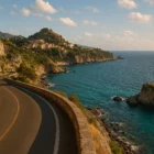 Route côtière en Sicile avec vue mer et falaises près de Taormine