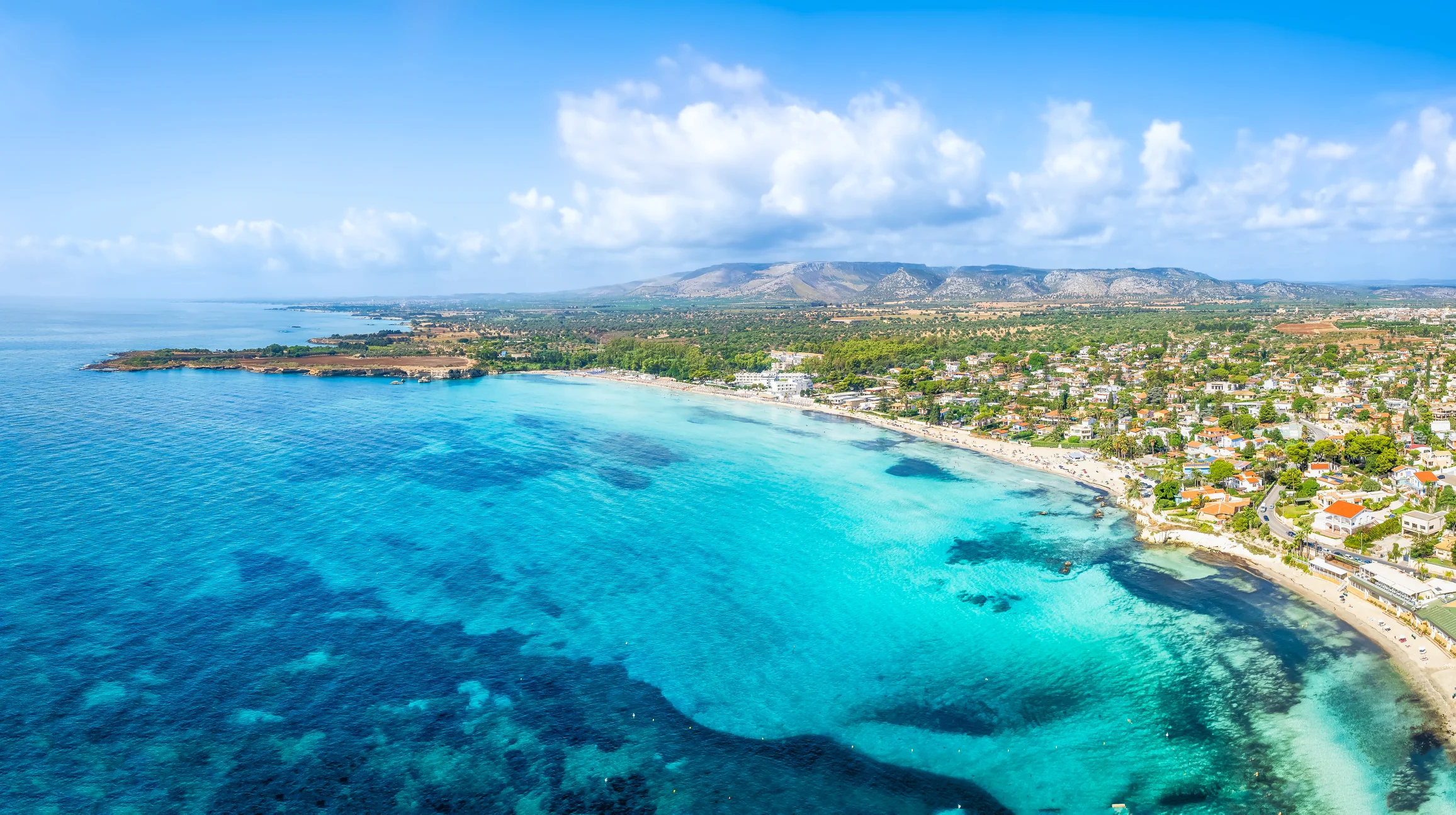 Plage de Fontane Bianche en Sicile, sable clair et mer turquoise avec quelques baigneurs