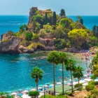 Isola Bella à Taormine, petite île reliée par un tombolo de galets et entourée d’une mer cristalline