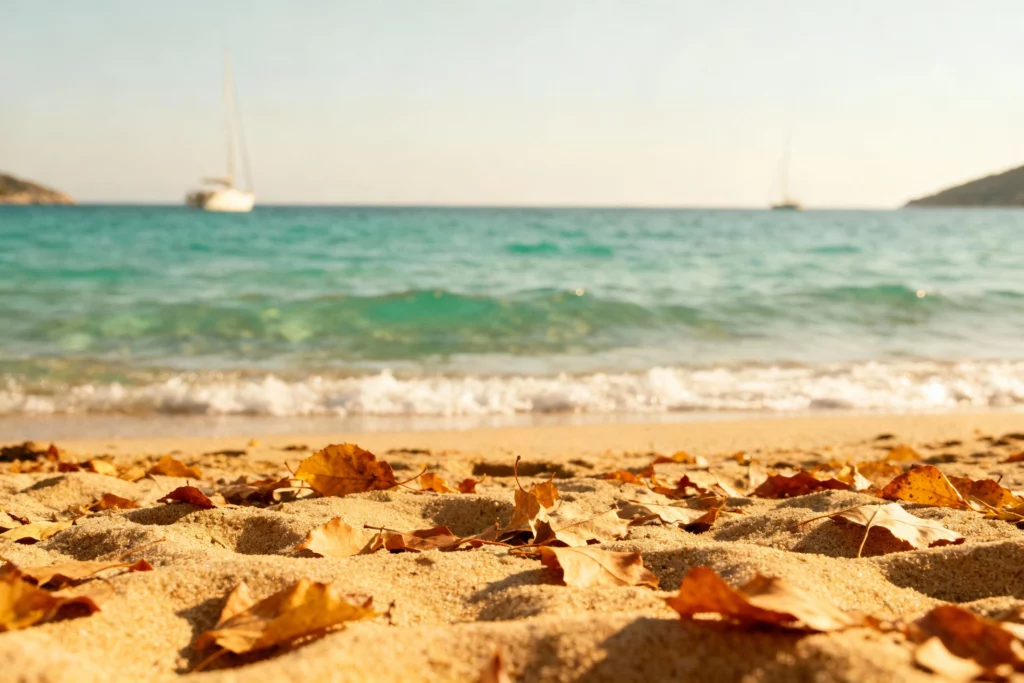 Paysage méditerranéen lumineux avec plage dorée, mer claire et atmosphère automnale, idéal pour un voyage de dernière minute en novembre ou décembre