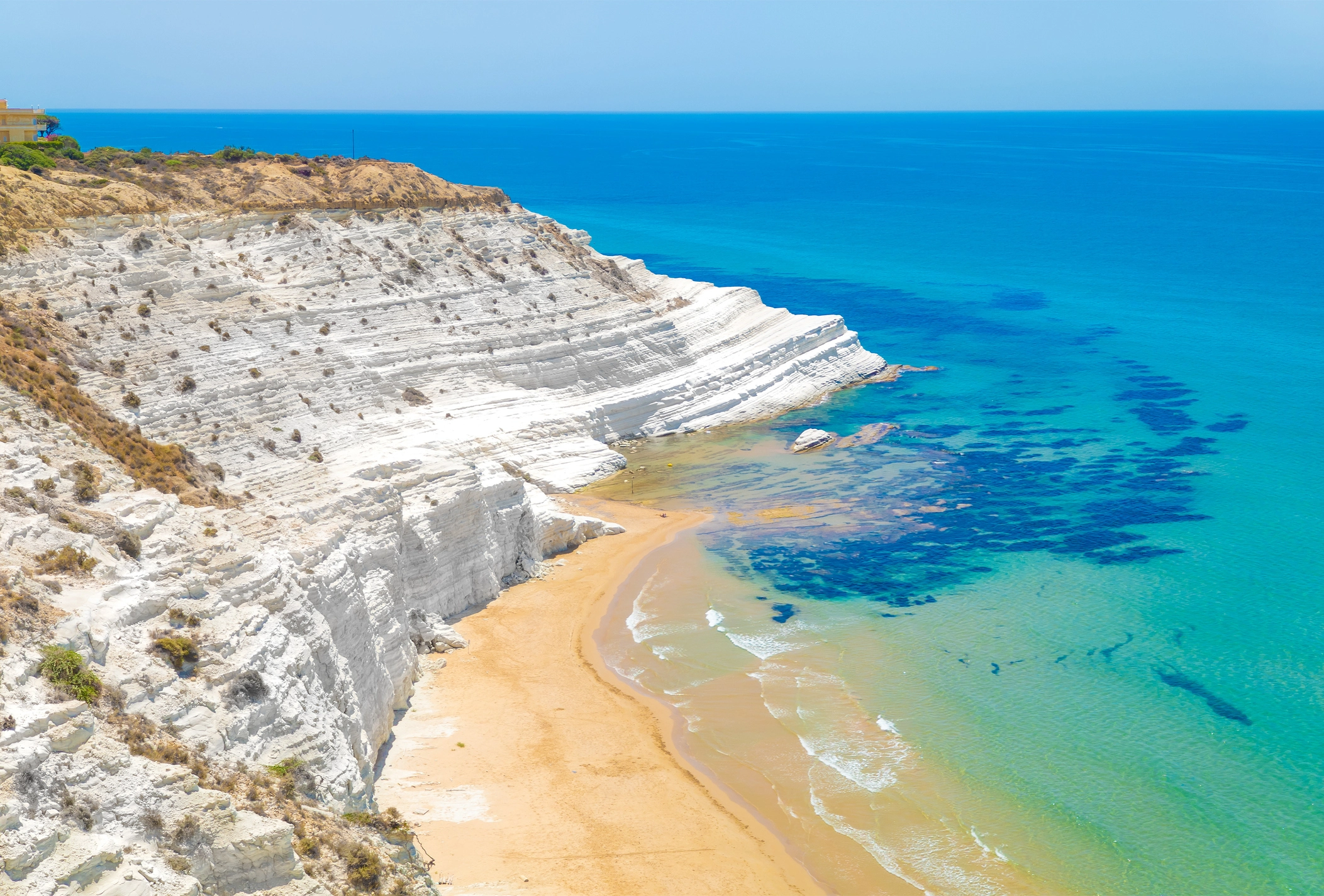 Falaise blanche de la Scala dei Turchi en Sicile descendant vers une mer bleu azur