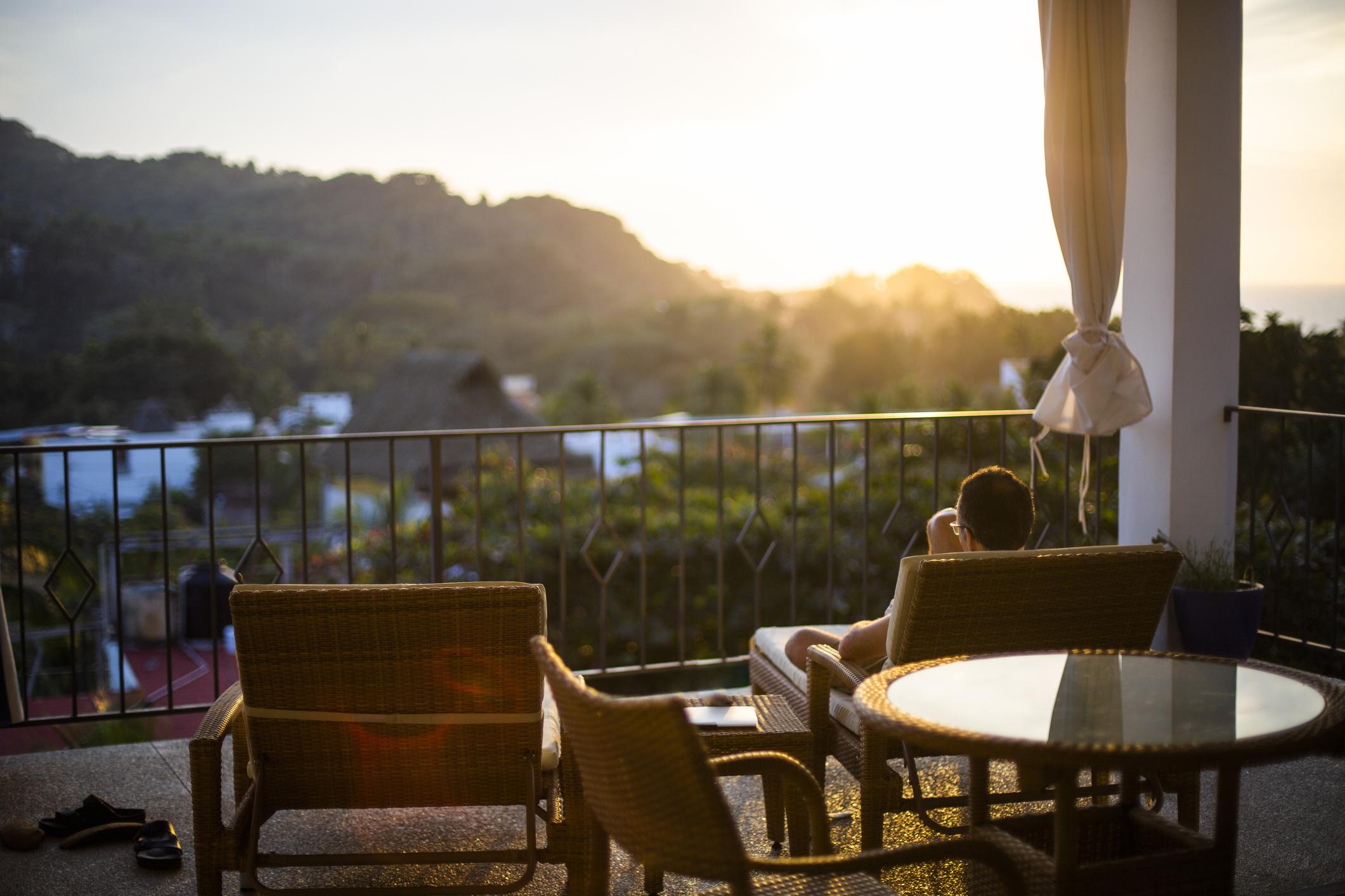 e balcon avec une vue sur la jungle