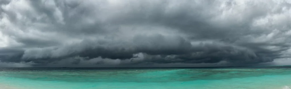 Ciel orageux au-dessus du lagon des Maldives pendant la saison des pluies