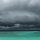 Ciel orageux au-dessus du lagon des Maldives pendant la saison des pluies