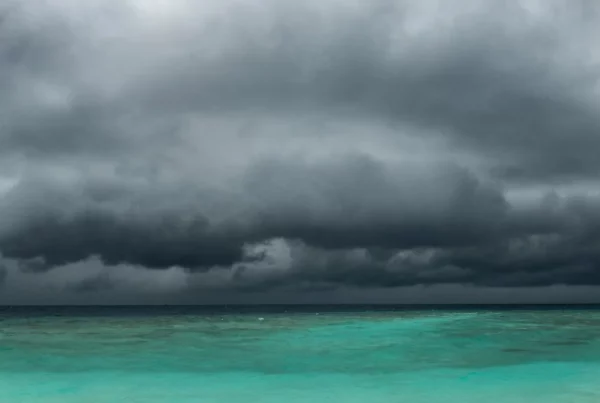 Ciel orageux au-dessus du lagon des Maldives pendant la saison des pluies