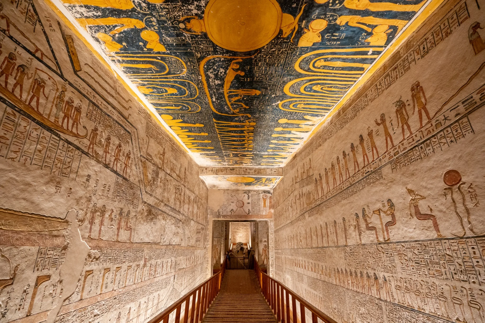 Visite d’un temple égyptien et découverte des hiéroglyphes pendant un circuit en Égypte