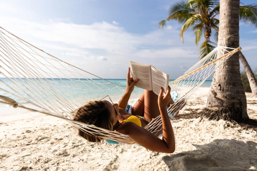 Moment de détente en hamac sur une plage des Maldives, idéal pour un séjour long et reposant