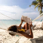Moment de détente en hamac sur une plage des Maldives, idéal pour un séjour long et reposant